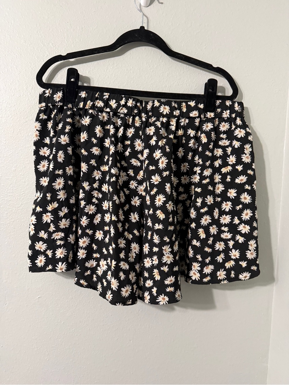 Whimsical Super Flowy White Daisy Print Fairycore Black Shorts 3XL